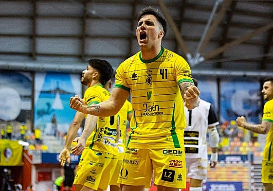 El argentino Mati Rosa celebra el primer tanto del partido.