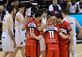 Los jugadores granadinos improvisan un tiempo muerto en la pista del Palacio para intercambiar opiniones.