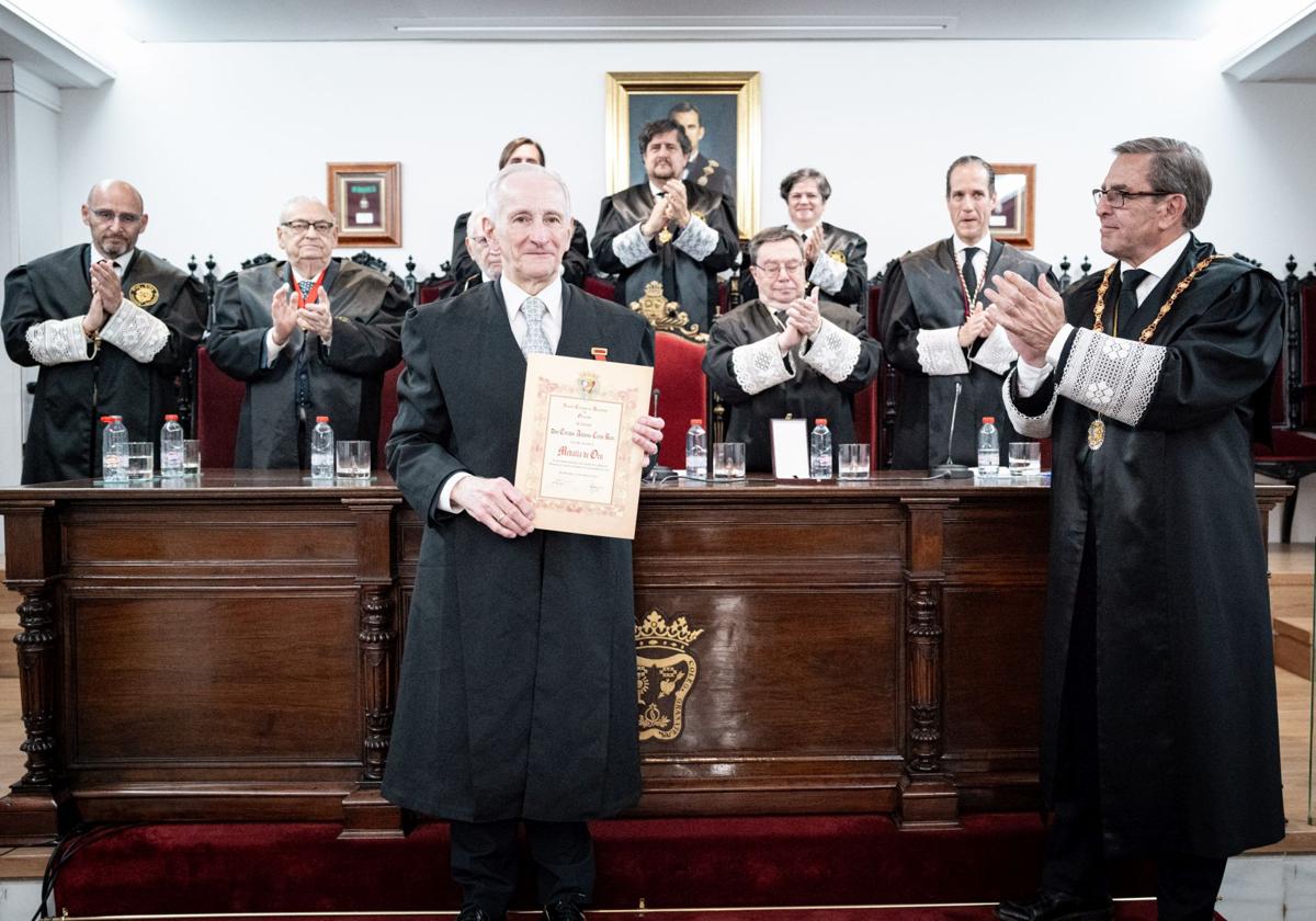 Enrique Ceres recibe el reconocimiento a su trayectoria profesional en el Colegio de Abogados.