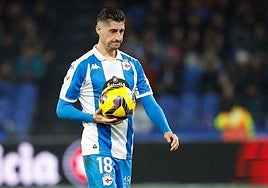 Sergio Escudero sostiene un balón durante un partido esta temporada.