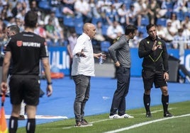 El entrenador del Deportivo, Óscar Gilsanz, protesta una acción.