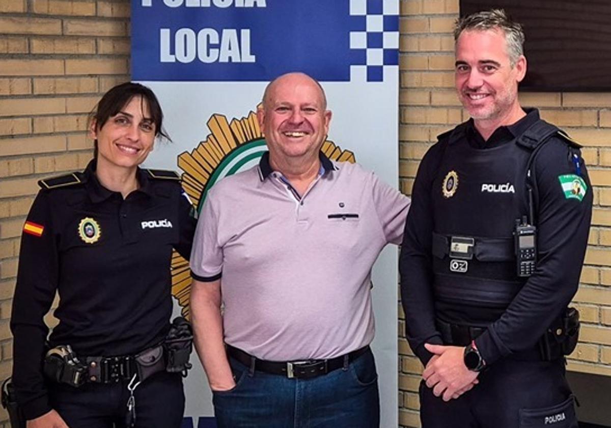 Agentes de Motril junto al hombre socorrido.