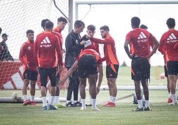 Pacheta conversa con sus futbolistas durante uno de sus primeros entrenamientos.