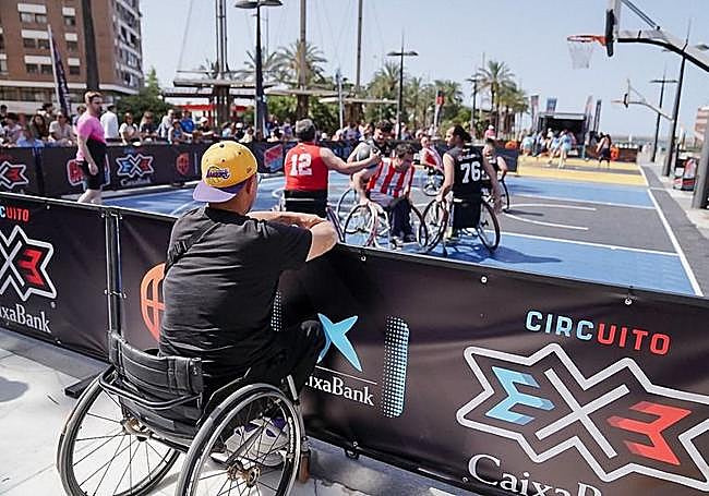 Arriba, el 3x3 inclusivo rueda ante la mirada de un fan en silla. Abajo, Fernando Romay posa con dos jóvenes con el basket en las venas.
