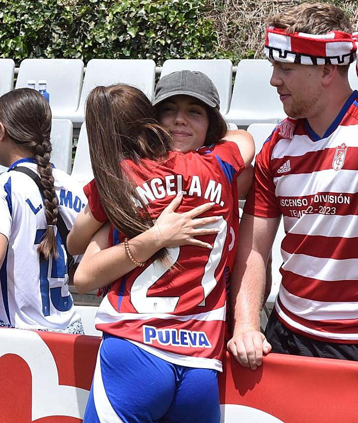 Imagen secundaria 2 - Las jugadoras y los hinchas del Granada femenino, en comunión. 