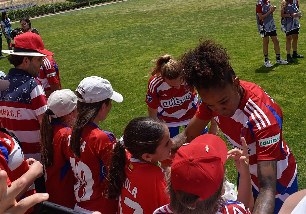 Imagen principal - Las jugadoras y los hinchas del Granada femenino, en comunión. 