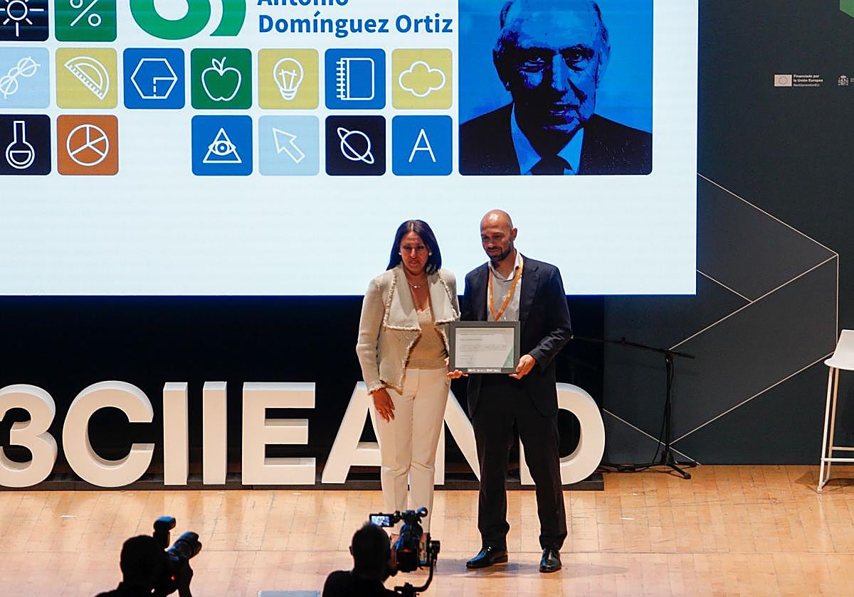 Estela Villalba junto a Raúl Cerezo, doblemente premiado.