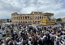 La Virgen malagueña, a su paso por el Coliseo de Roma durante su procesión.