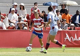 La granadina Laura Pérez encara a una futbolista del Levante.