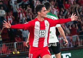 Sergio Arribas celebra su gol al Racing.