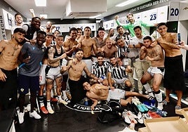 Los futbolistas del Castellón celebran la permanencia matemática en el vestuario.