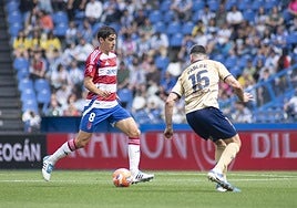 Gonzalo Villar se dispone a filtrar un pase delante del exrojiblanco Pablo Vázquez.