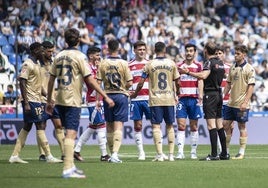 Protestas al árbitro durante el partido en Riazor.