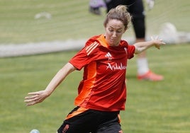 Lauri golpea un balón durante un entrenamiento reciente.