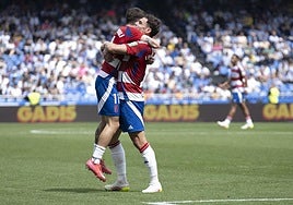 Abrazo entre Giorgi Tsitaishvili y Lucas Boyé en Riazor.