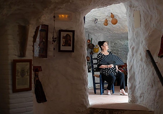 Mariquilla posa en las cuevas museo de la mujer gitana, en el Sacromonte.