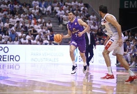 El Palencia del exrojinegro Oroz (con el balón) ganó al Obradoiro.