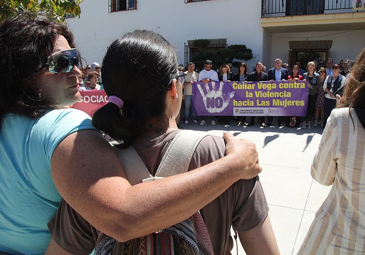 Cúllar Vega condena en silencio el apuñalamiento de una vecina y su hijo.