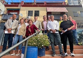 Foto de familia de vecinos de El Almendral y parte del equipo de Gobierno.