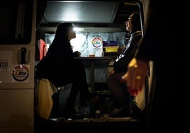 Jemi Sánchez, a la izquierda, atiende a Andrea, una prostituta colombiana transexual que trabaja en las calles de los polígonos de la periferia de Granada.