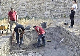 Trabajos de delimitación de la fosa en una imagen de archivo.