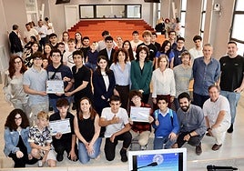 Foto de familia de finalistas y tutores del X Concurso de Videojuego de la UAL.