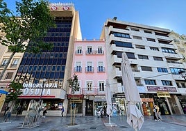 El edificio rosa de la Acera del Casino.