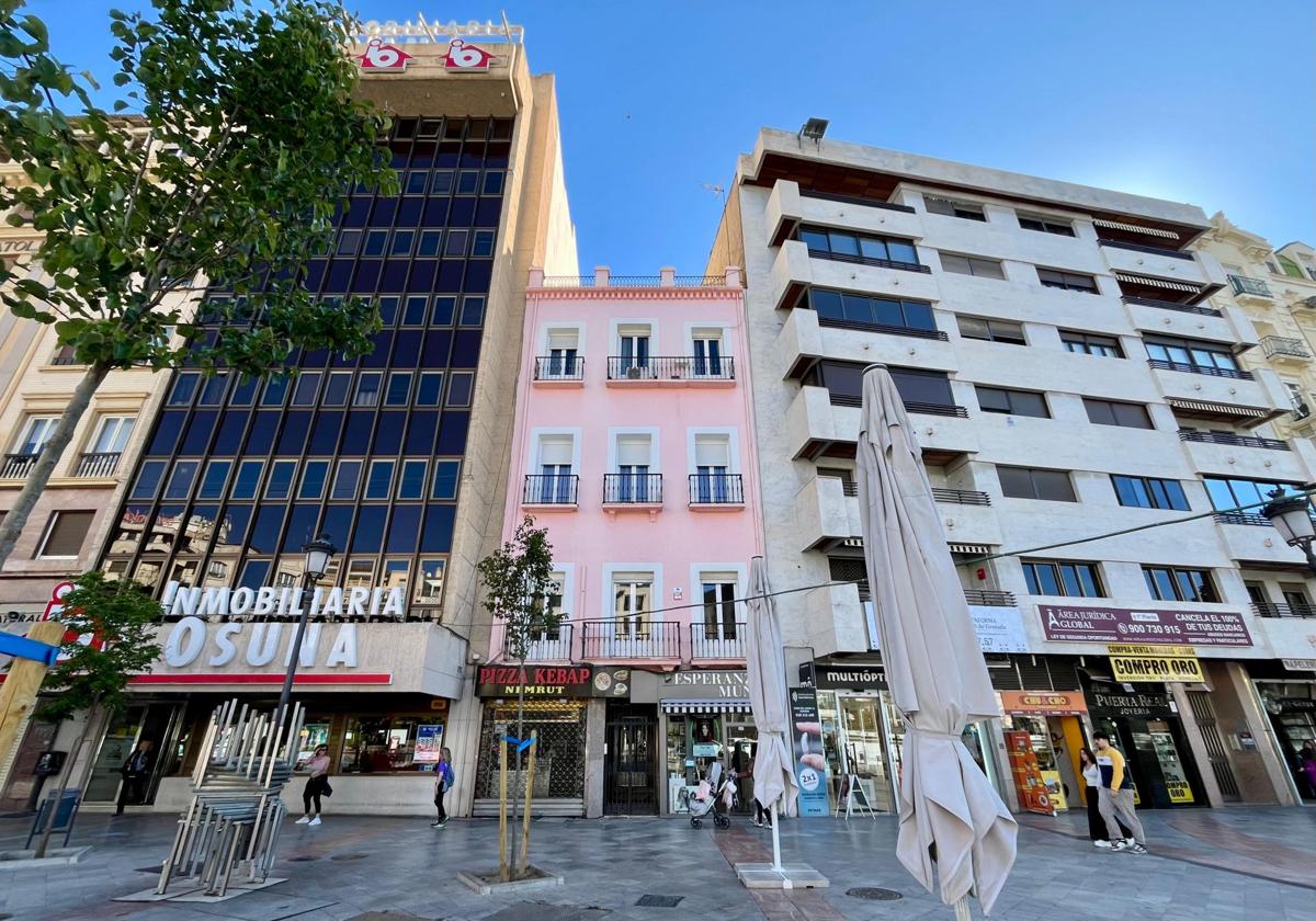 El edificio rosa 'escondido' en la acera del casino | ideal