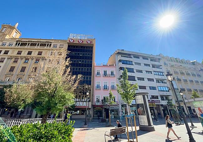 Un día cualquiera, frente al edificio rosa.