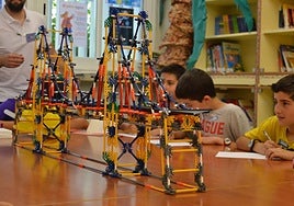 Alumnos de Escuela Arte Granada en una clase de robótica.