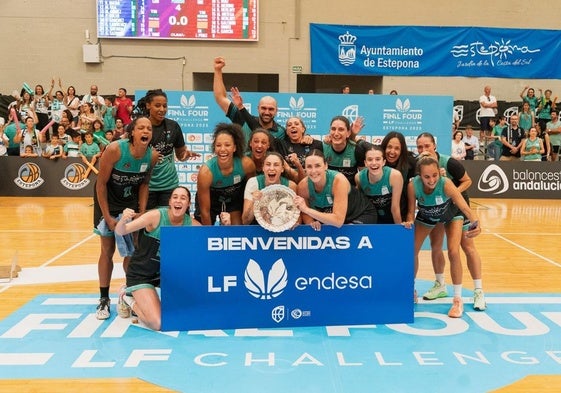 Maria Gea, en el centro en segundo plano, celebra el ascenso esteponero.