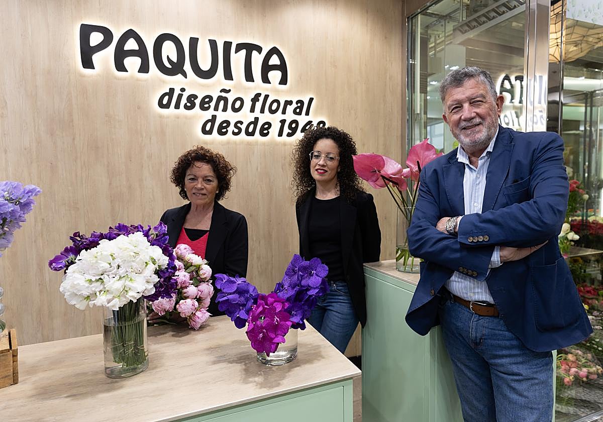 Ana Álvarez, la actual propietaria, flanqueada por sus padres, Rosario Prados, hijo de Paquita.