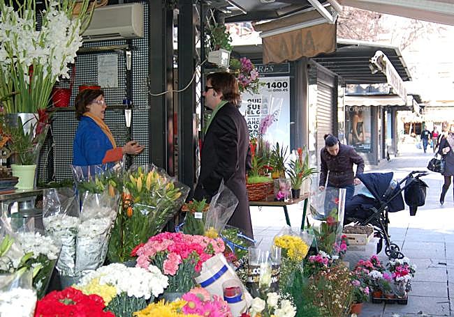 Historia. La tienda de San Antón en una imagen de 1974 y una imagen reciente, de 2009, del puesto de Bib-Rambla.