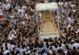 La Hermandad de Almonte saca a la Virgen de la ermita para llevarla en procesión.
