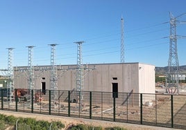 Adif instala en la Línea de Alta Velocidad entre Murcia-Almería las primeras estructuras de su electrificación