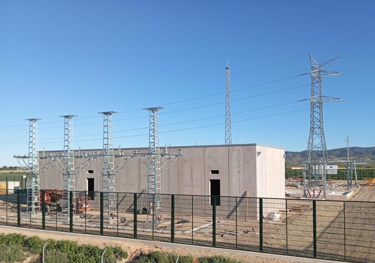 Adif instala en la Línea de Alta Velocidad entre Murcia-Almería las primeras estructuras de su electrificación