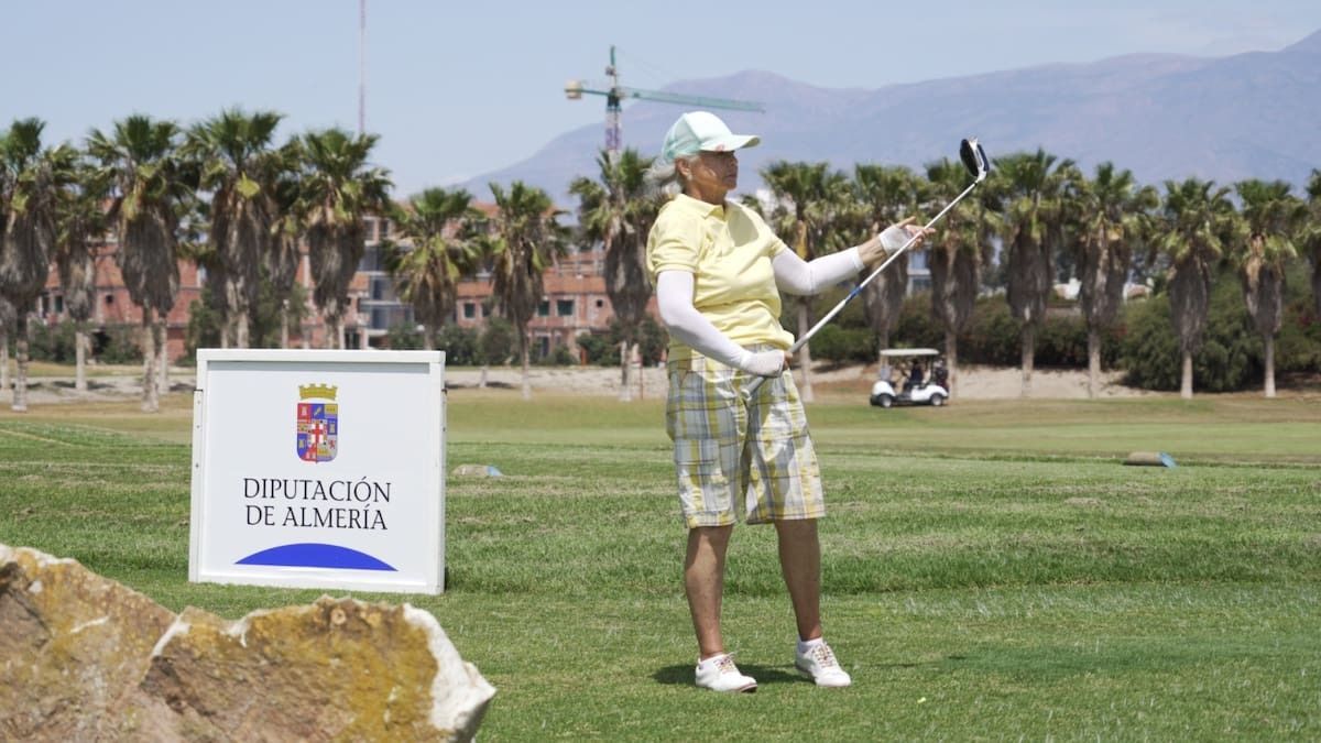Una concursante en el Trofeo Albatros, celebrado en Playa Serena, analiza la calle para golpear.