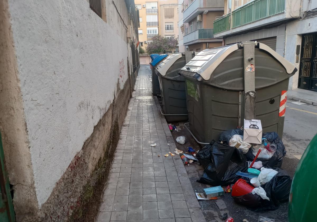 Imagen principal - Piden la retirada de los contenedores de una calle del Zaidín por mal olor e insalubridad