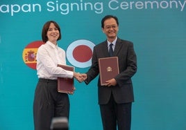 Diana Morant junto al embajador japonés, Takahiro Nakamae.