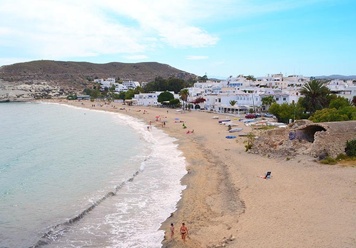 El pueblo andaluz de costa escondido que mantiene su esencia alejado del turismo masivo | ideal