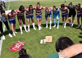 Parte de la plantilla del Granada femenino, antes de un encuentro.