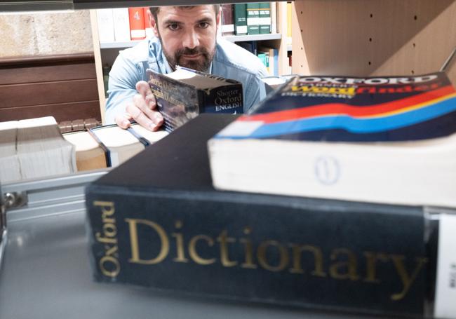 Rafael Pascual, con varios diccionarios Oxford.