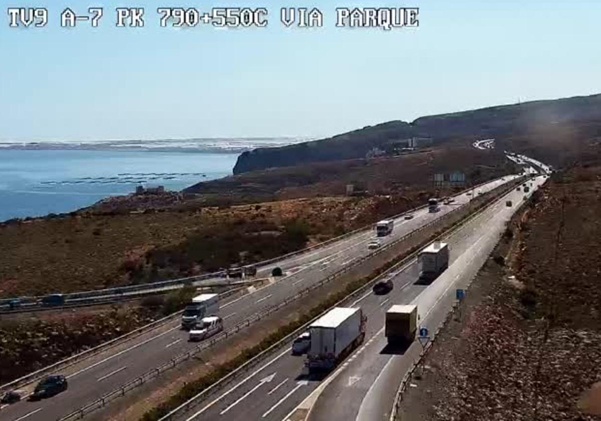 Una colisión múltiple crea retenciones en la ronda de almería | ideal