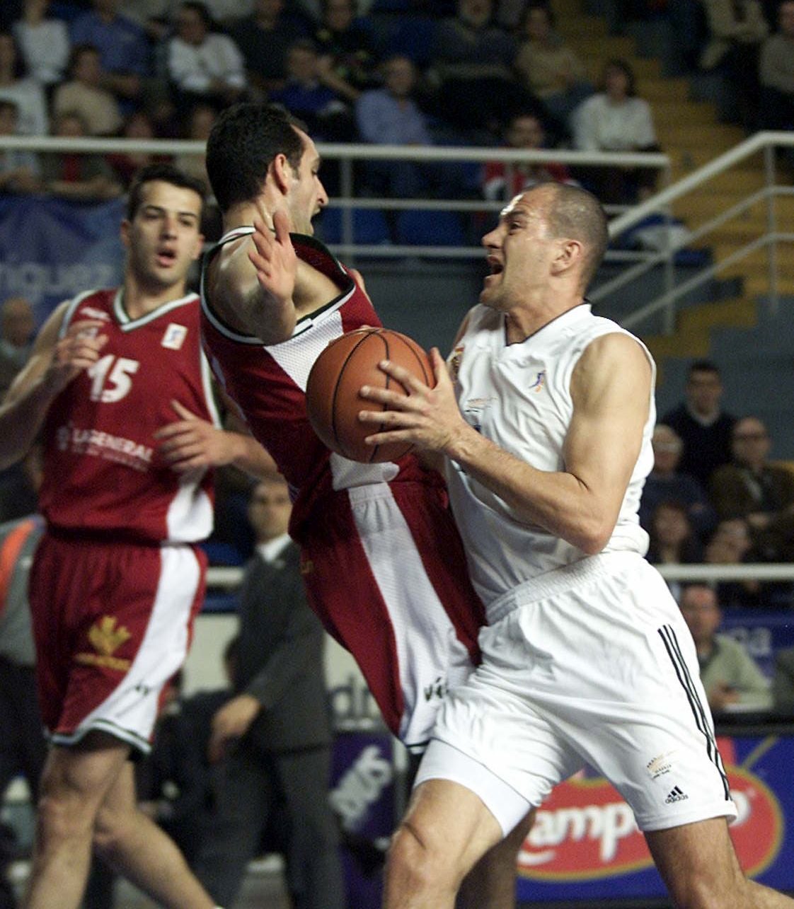 Pugna entre Dani Romero y Alberto Herreros.