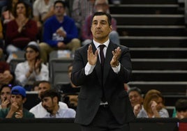 Pablo Pin aplaude durante el encuentro contra el Río Breogán.