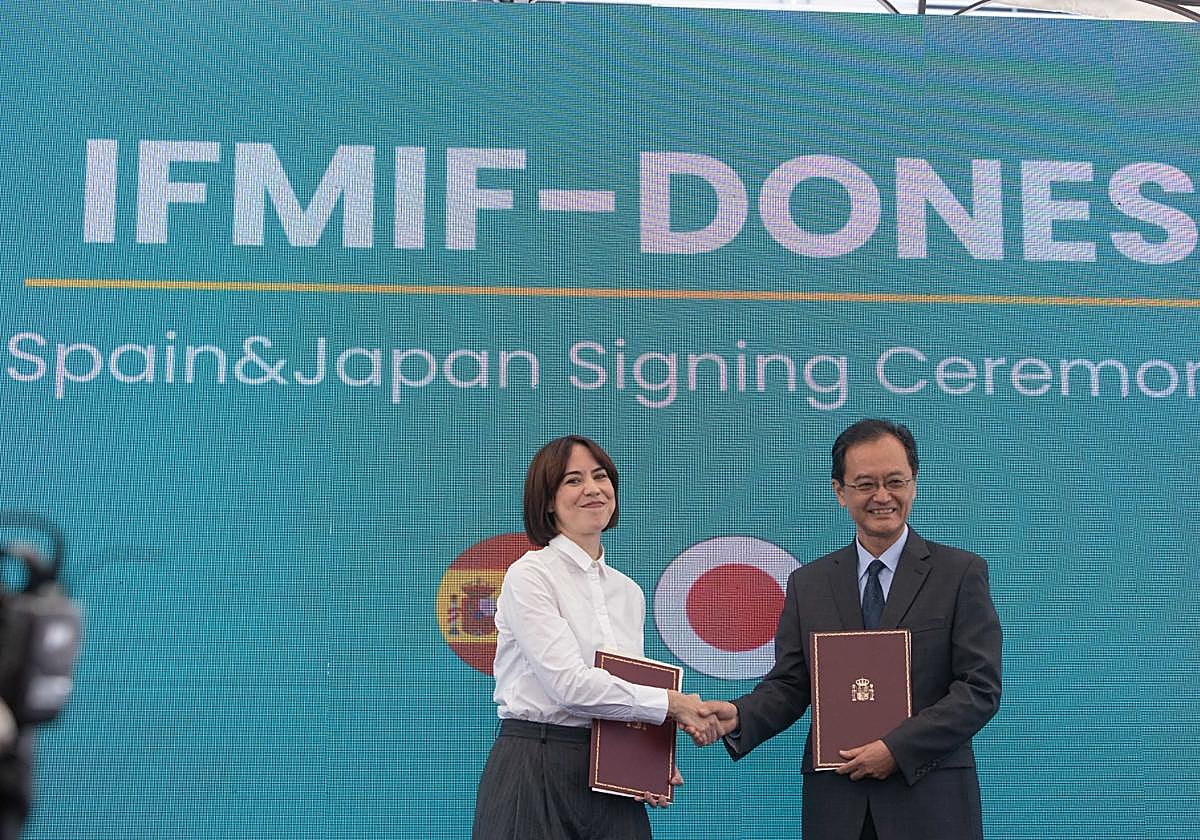 La ministra de Ciencia, Diana Morant, en la firma del memorándum con el embajador japonés en España, Takahiro Nakamae.