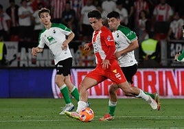 Arribas no sólo marcó, también hizo un gran trabajo defensivo.