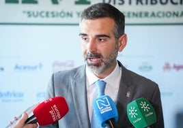 El consejero de Agricultura, Pesca, Agua y Desarrollo Rural, Ramón Fernández-Pacheco.