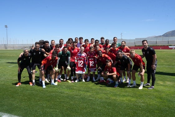 Los futbolistas del Granada y parte del cuerpo técnico posan con Yolanda y su primo Miguel.