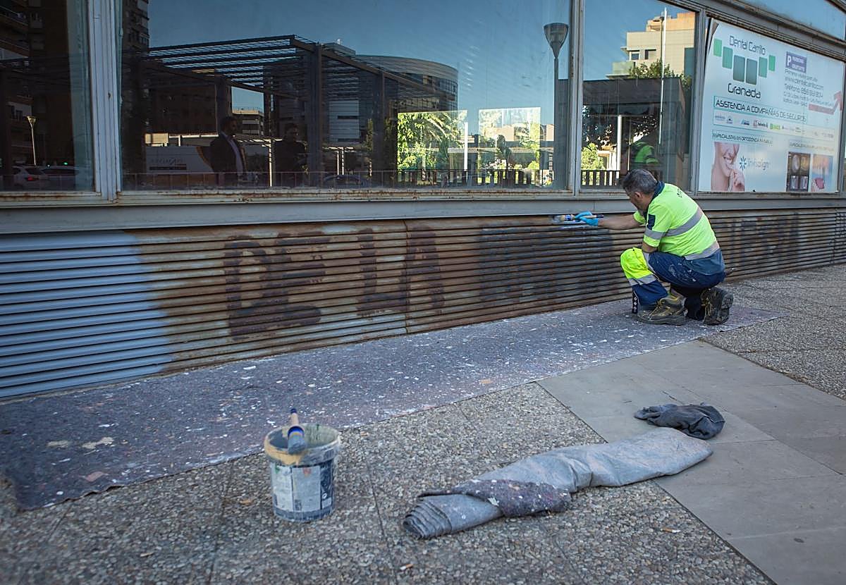 Imagen principal - Limpieza de la plaza Gerardo Cuerva. 